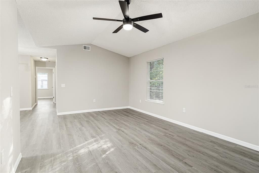 Active With Contract: $249,998 (3 beds, 2 baths, 1250 Square Feet)