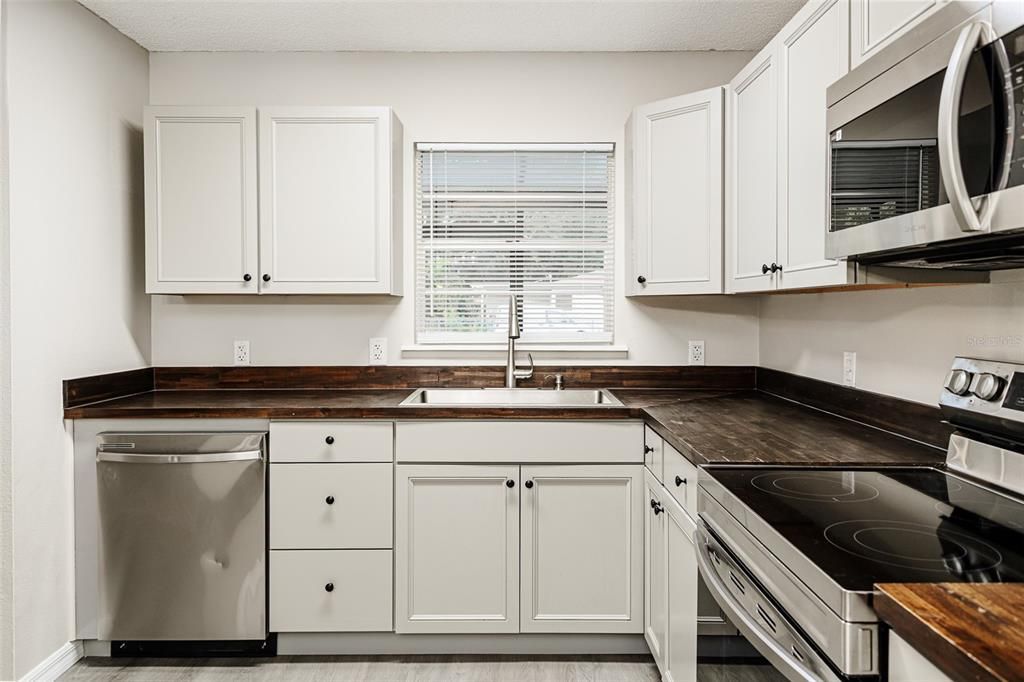 Active With Contract: $249,998 (3 beds, 2 baths, 1250 Square Feet)