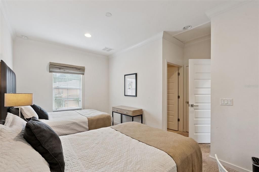 На продажу: $309,900 (2 спален, 2 ванн, 1350 Квадратных фут)