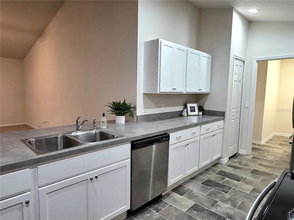 For Sale: $270,000 (3 beds, 2 baths, 1543 Square Feet)