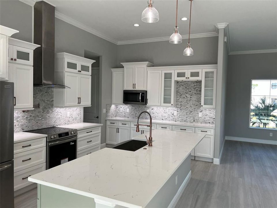 合同活跃: $550,000 (3 贝兹, 2 浴室, 2170 平方英尺)