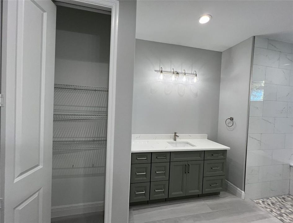 合同活跃: $550,000 (3 贝兹, 2 浴室, 2170 平方英尺)