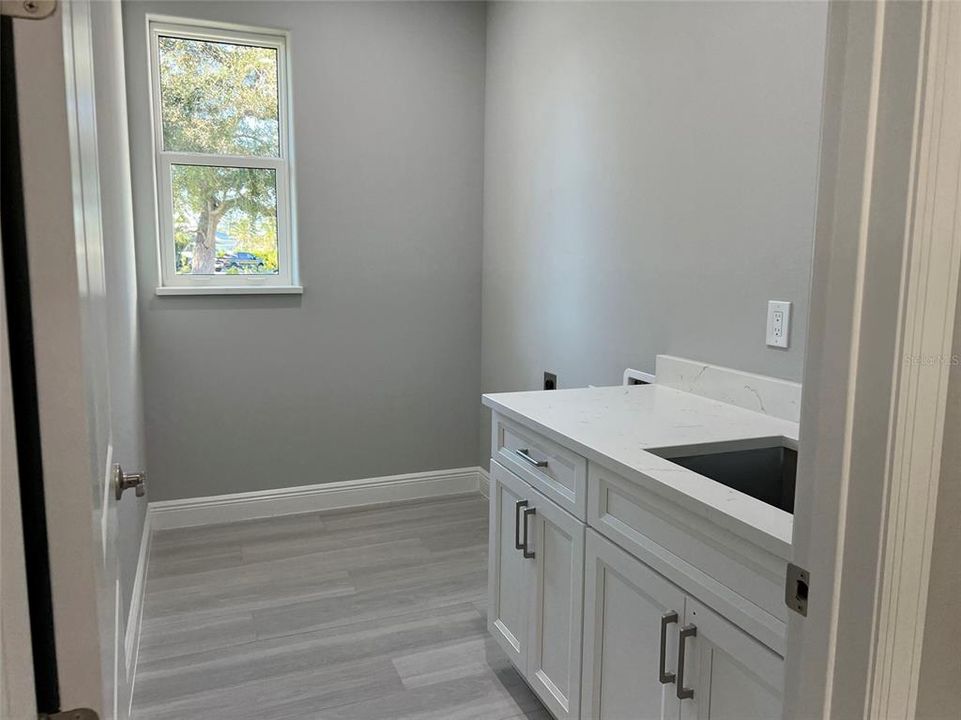 合同活跃: $550,000 (3 贝兹, 2 浴室, 2170 平方英尺)