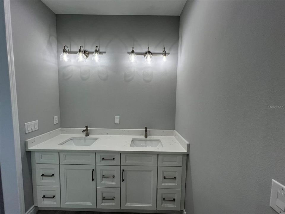 合同活跃: $550,000 (3 贝兹, 2 浴室, 2170 平方英尺)