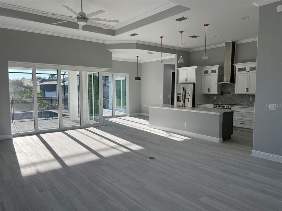 合同活跃: $550,000 (3 贝兹, 2 浴室, 2170 平方英尺)