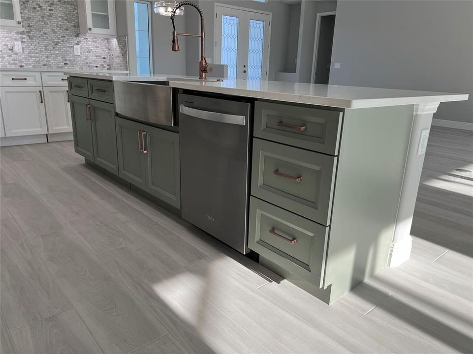 合同活跃: $550,000 (3 贝兹, 2 浴室, 2170 平方英尺)