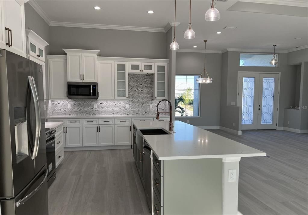 合同活跃: $550,000 (3 贝兹, 2 浴室, 2170 平方英尺)