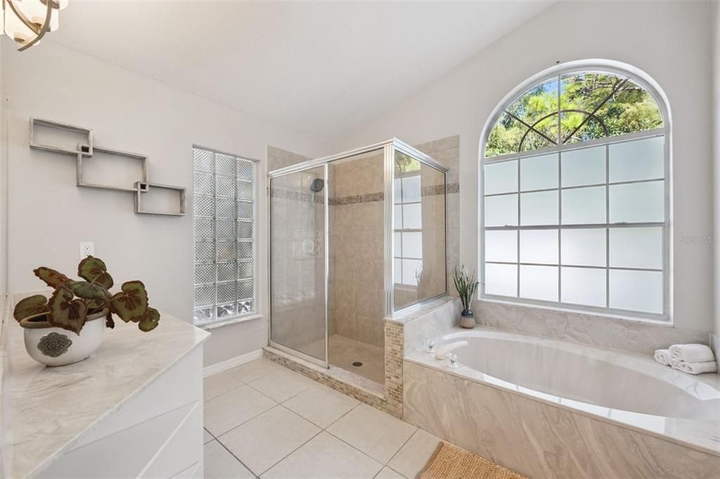 合同活跃: $530,000 (4 贝兹, 3 浴室, 2575 平方英尺)