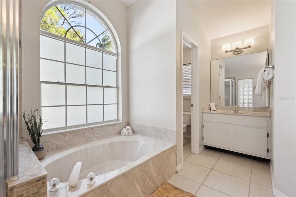 合同活跃: $530,000 (4 贝兹, 3 浴室, 2575 平方英尺)