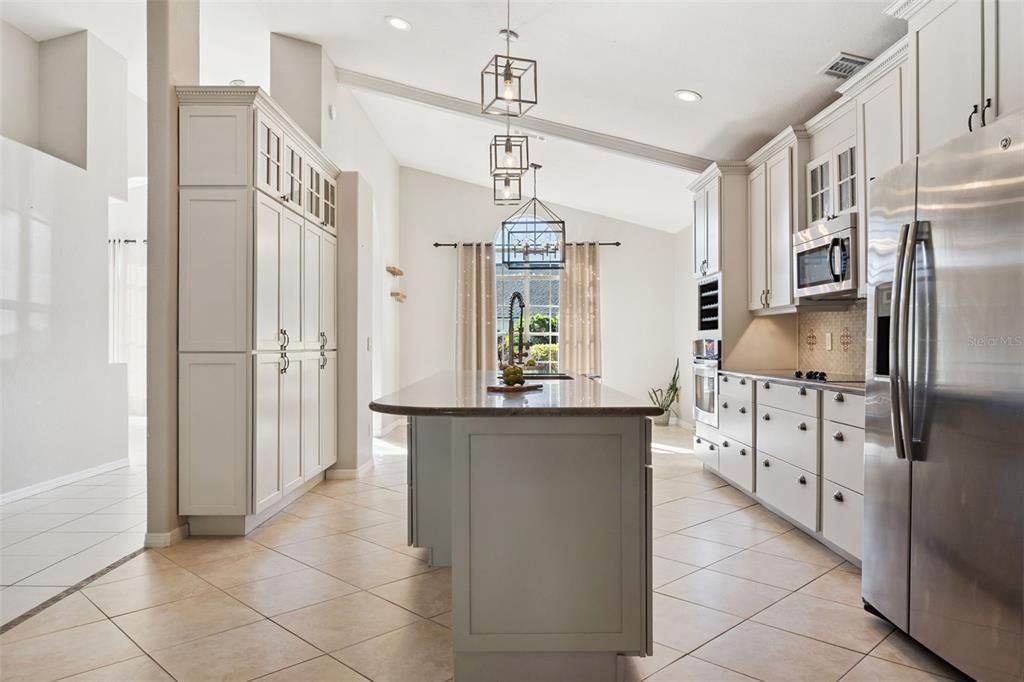 合同活跃: $530,000 (4 贝兹, 3 浴室, 2575 平方英尺)