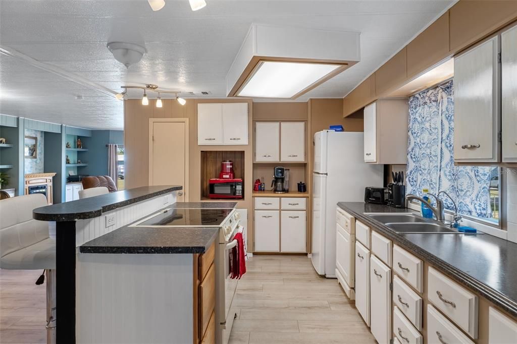 For Sale: $190,000 (2 beds, 2 baths, 1288 Square Feet)