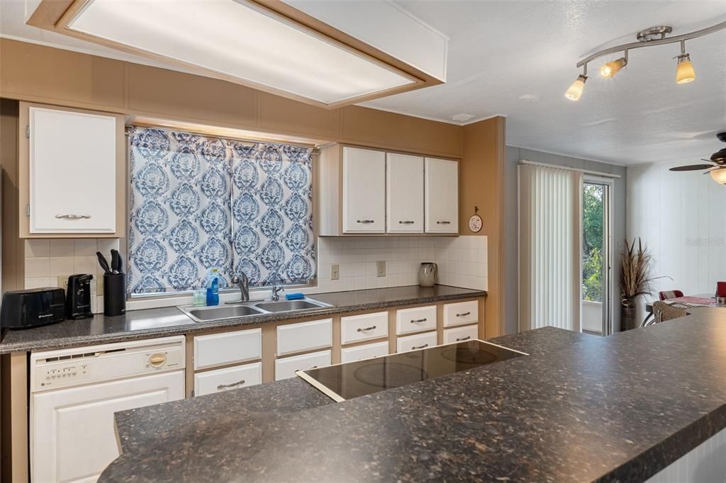 For Sale: $190,000 (2 beds, 2 baths, 1288 Square Feet)