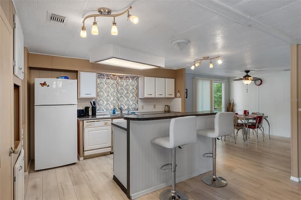 For Sale: $190,000 (2 beds, 2 baths, 1288 Square Feet)