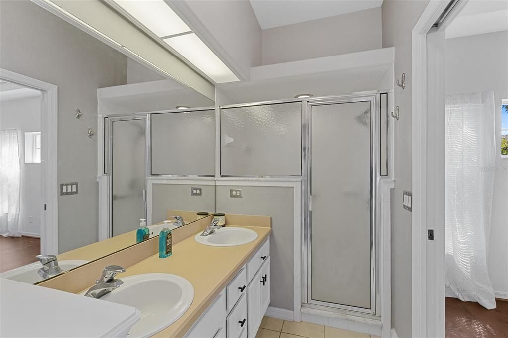 For Sale: $359,000 (4 beds, 3 baths, 1915 Square Feet)