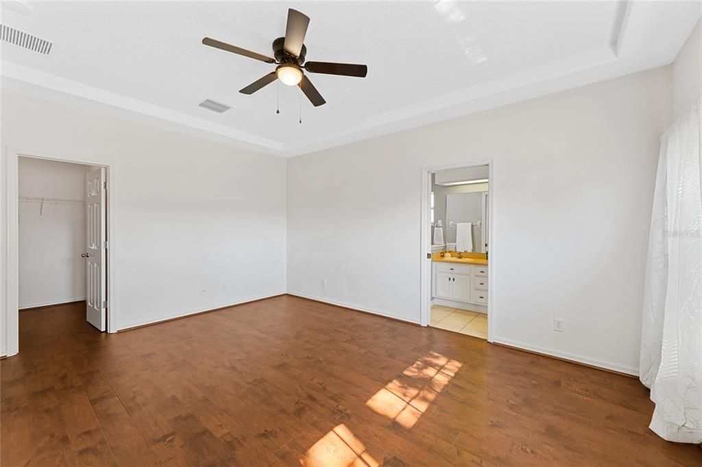 For Sale: $359,000 (4 beds, 3 baths, 1915 Square Feet)