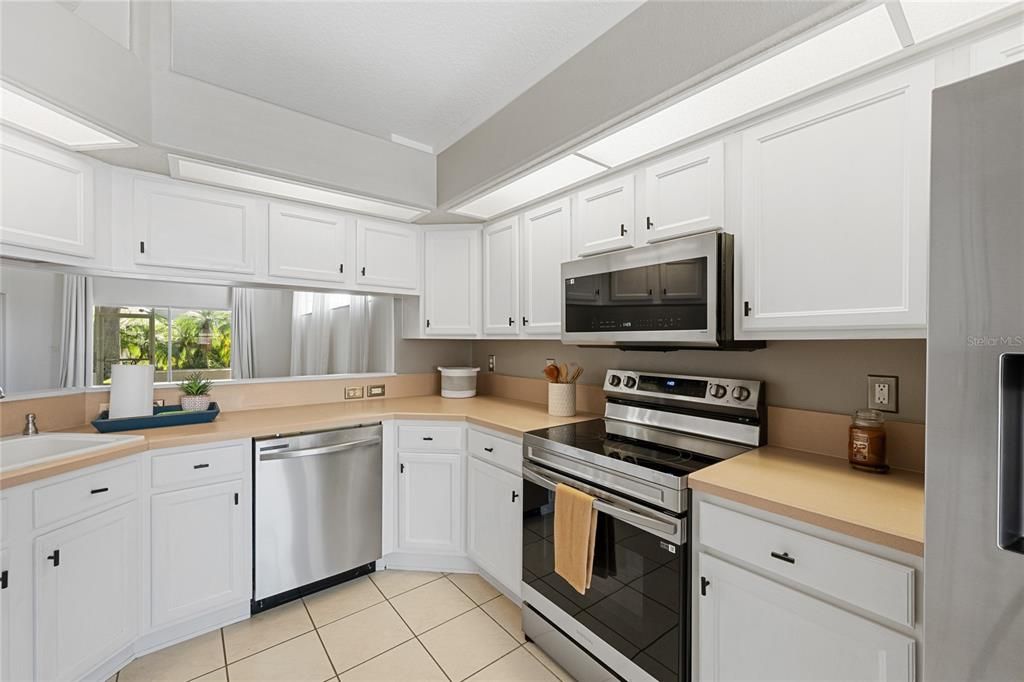 For Sale: $359,000 (4 beds, 3 baths, 1915 Square Feet)