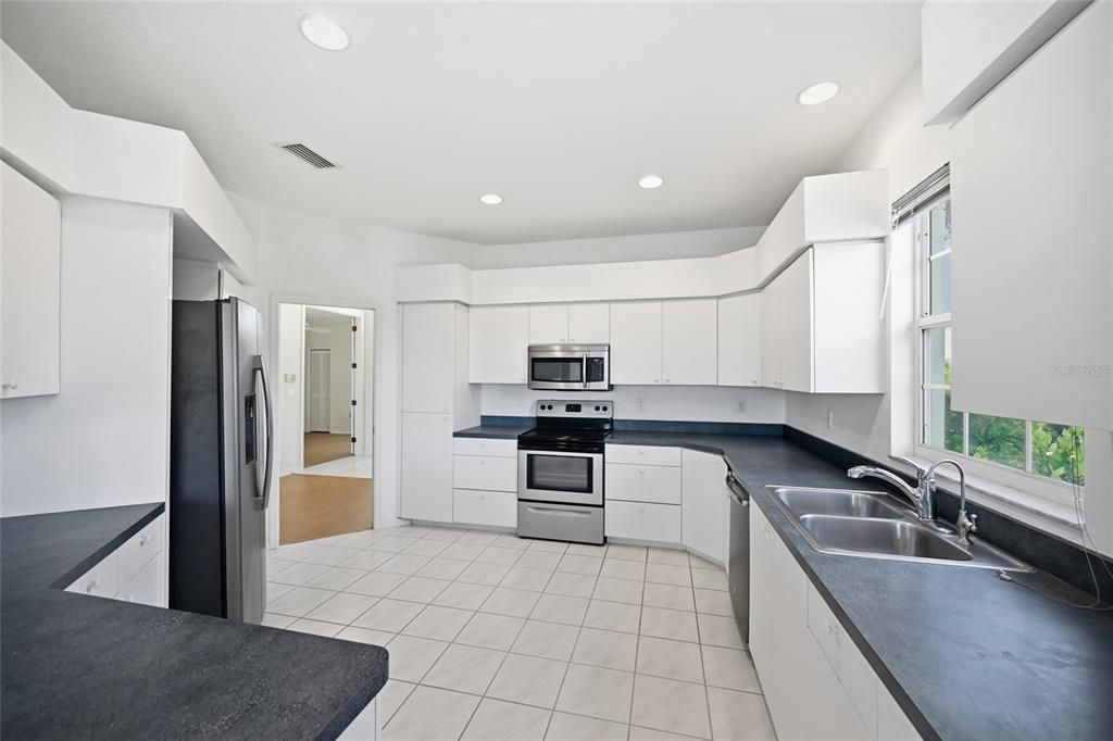 For Sale: $549,000 (3 beds, 2 baths, 2102 Square Feet)