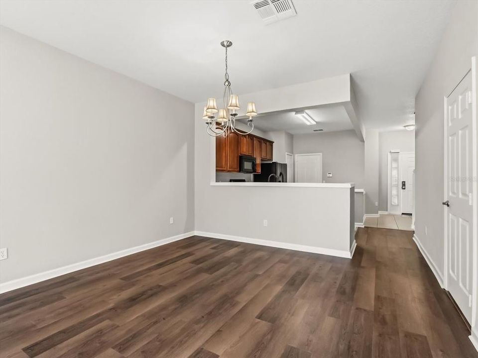 En Venta: $299,000 (2 camas, 2 baños, 1555 Pies cuadrados)