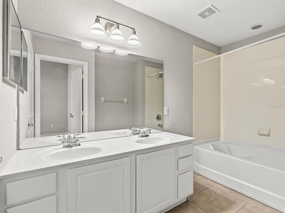 En Venta: $299,000 (2 camas, 2 baños, 1555 Pies cuadrados)