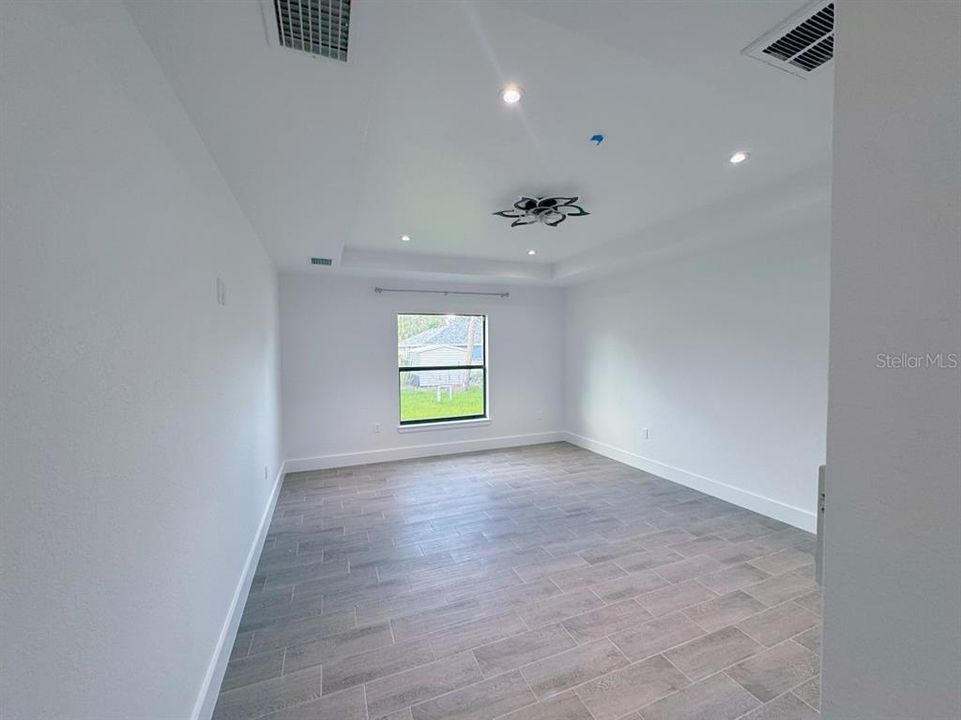 Activo con contrato: $335,000 (3 camas, 2 baños, 1682 Pies cuadrados)