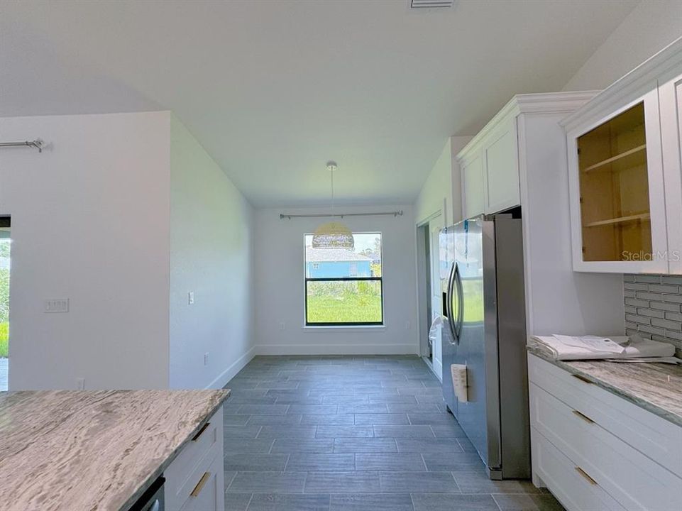 Activo con contrato: $335,000 (3 camas, 2 baños, 1682 Pies cuadrados)