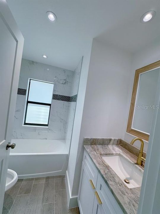 Activo con contrato: $335,000 (3 camas, 2 baños, 1682 Pies cuadrados)