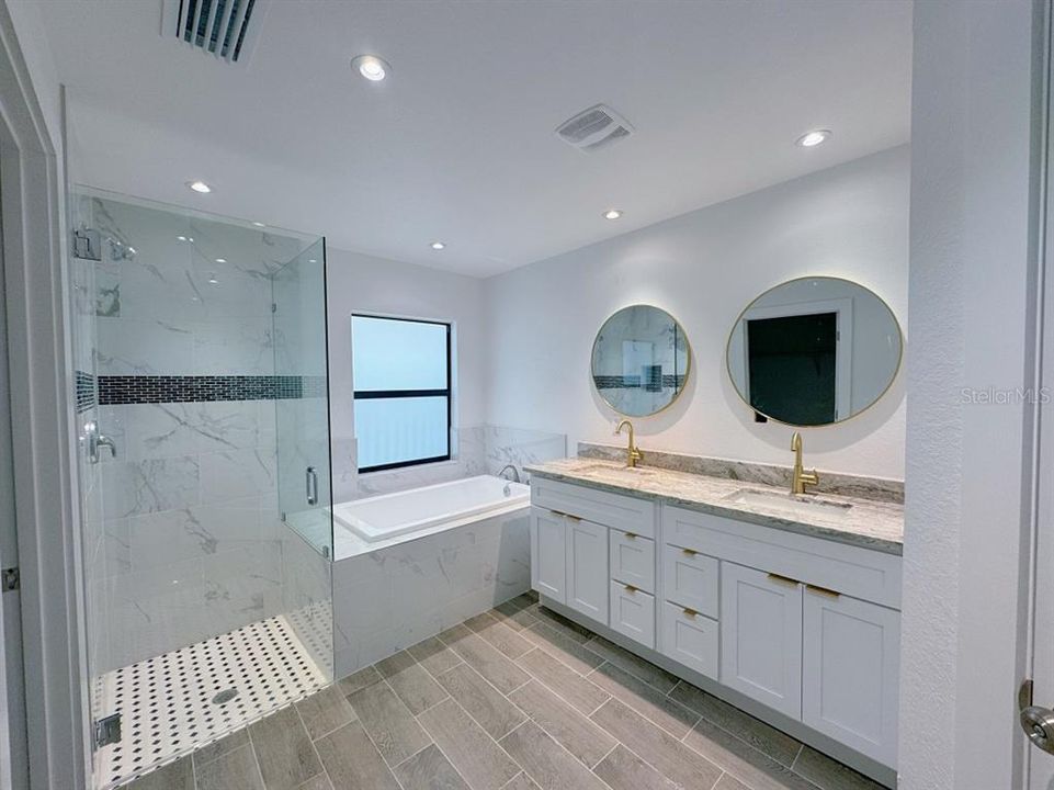 Activo con contrato: $335,000 (3 camas, 2 baños, 1682 Pies cuadrados)