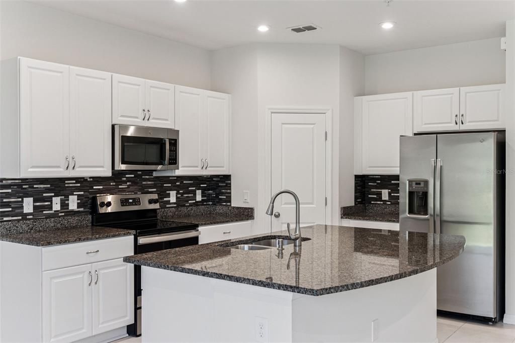 На продажу: $349,900 (3 спален, 2 ванн, 1359 Квадратных фут)