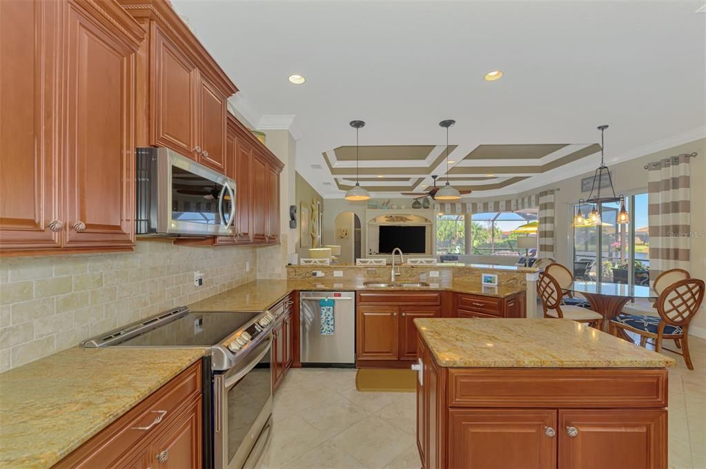 En Venta: $649,000 (4 camas, 3 baños, 2522 Pies cuadrados)