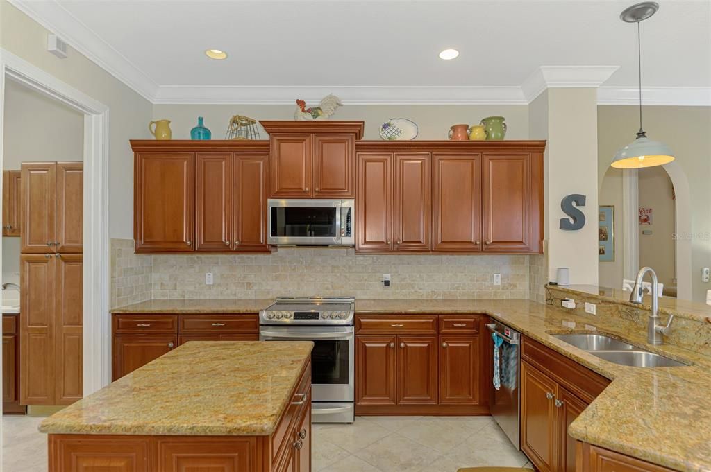 En Venta: $649,000 (4 camas, 3 baños, 2522 Pies cuadrados)