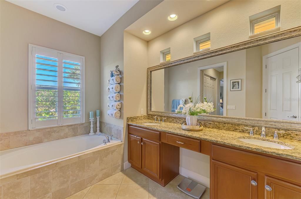 En Venta: $649,000 (4 camas, 3 baños, 2522 Pies cuadrados)