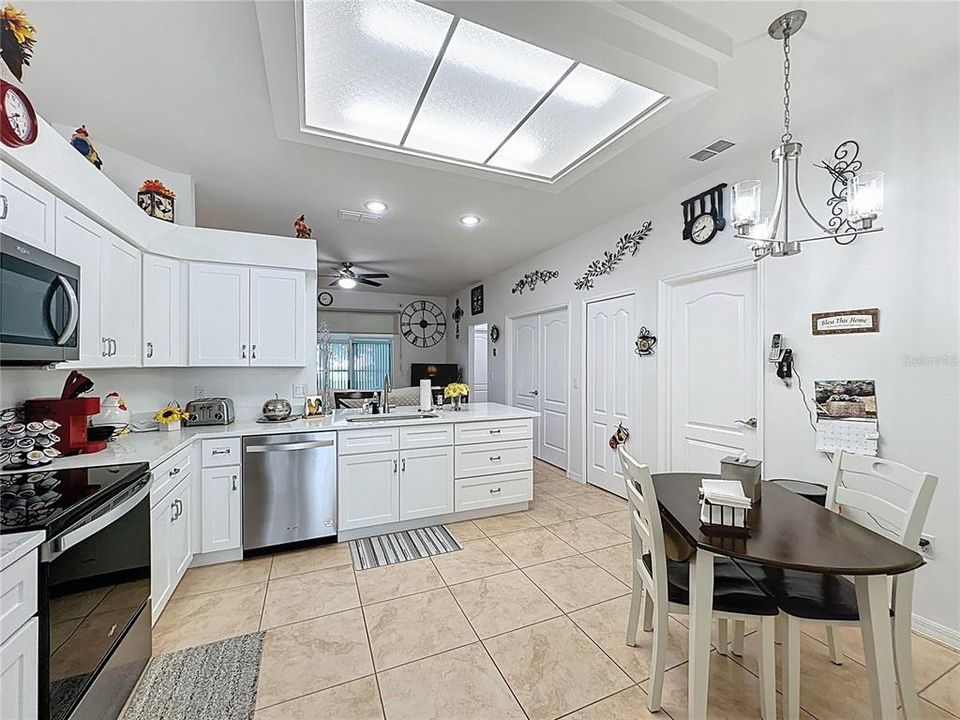 На продажу: $379,000 (3 спален, 2 ванн, 2105 Квадратных фут)