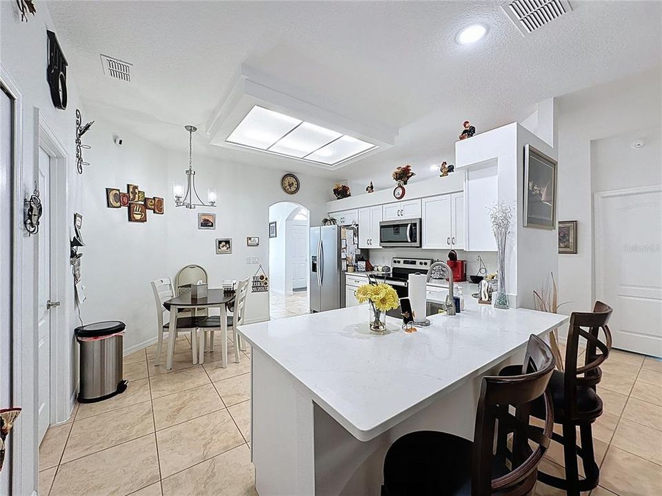 На продажу: $379,000 (3 спален, 2 ванн, 2105 Квадратных фут)