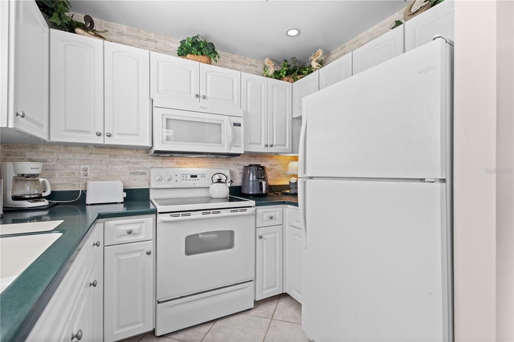 For Sale: $315,000 (2 beds, 2 baths, 1096 Square Feet)