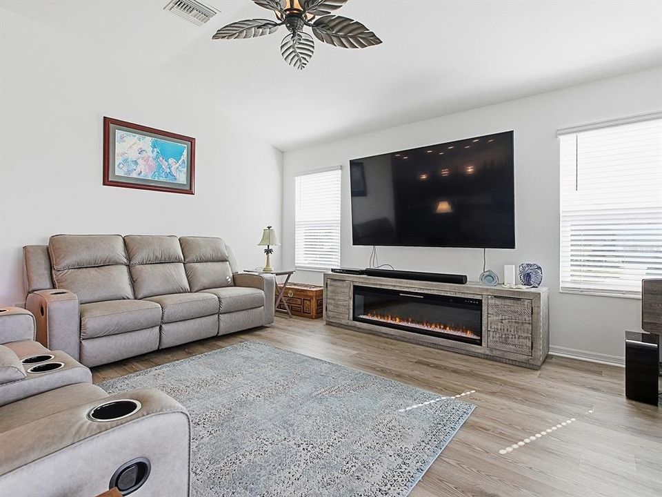 На продажу: $397,000 (4 спален, 2 ванн, 2003 Квадратных фут)