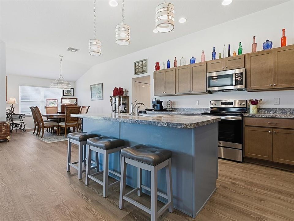 На продажу: $397,000 (4 спален, 2 ванн, 2003 Квадратных фут)