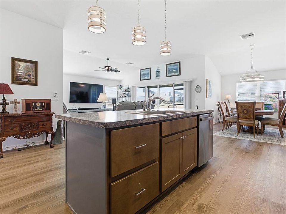 На продажу: $397,000 (4 спален, 2 ванн, 2003 Квадратных фут)