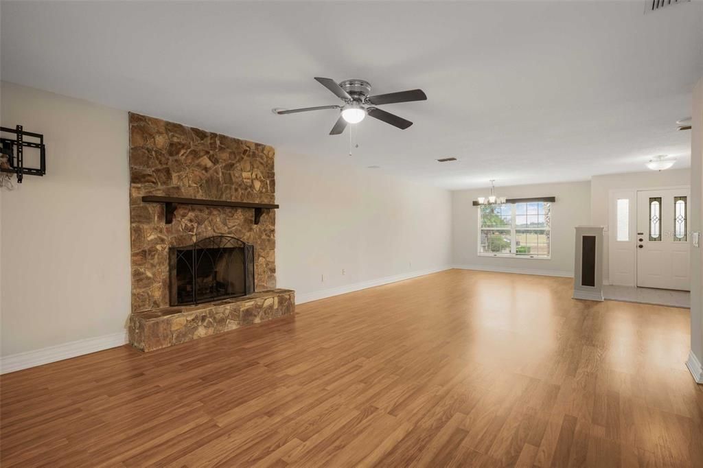 For Sale: $319,000 (3 beds, 2 baths, 1762 Square Feet)