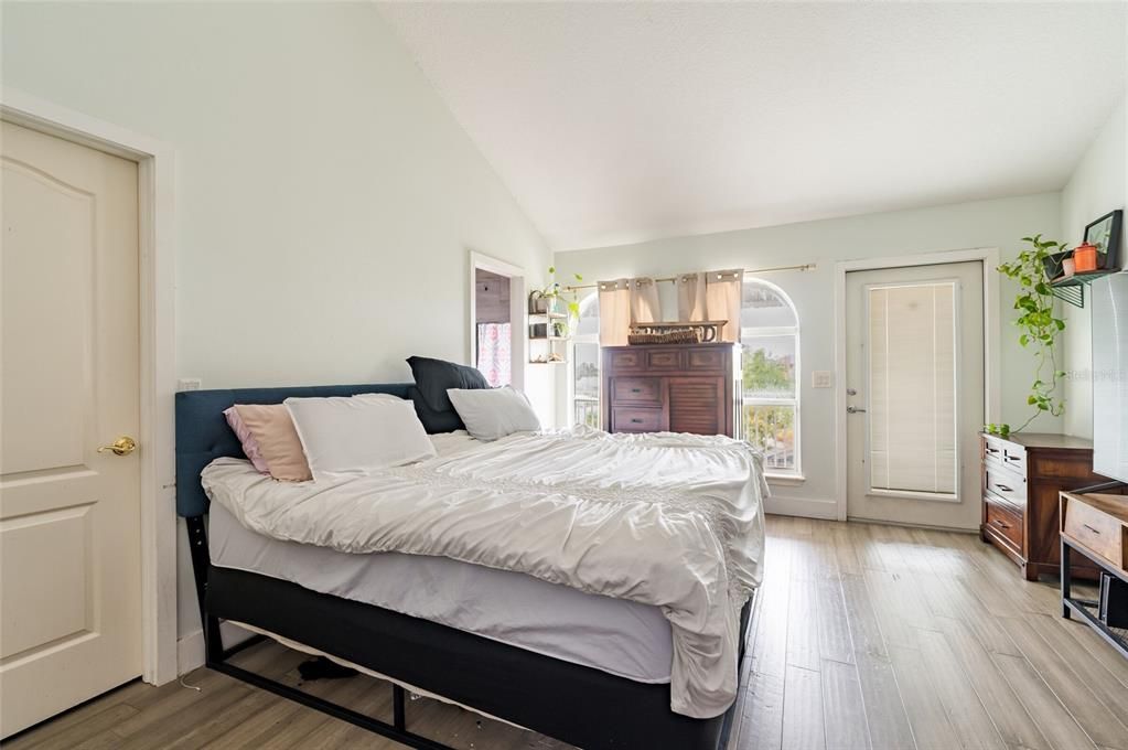 For Sale: $550,000 (4 beds, 3 baths, 1383 Square Feet)