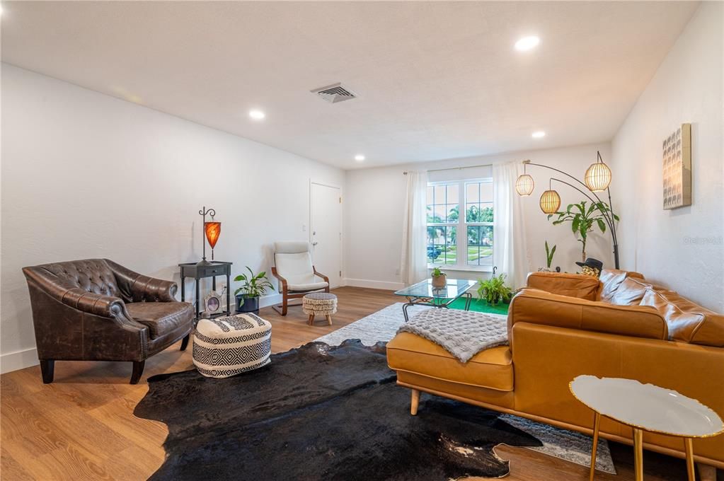 En Venta: $435,000 (2 camas, 2 baños, 1600 Pies cuadrados)