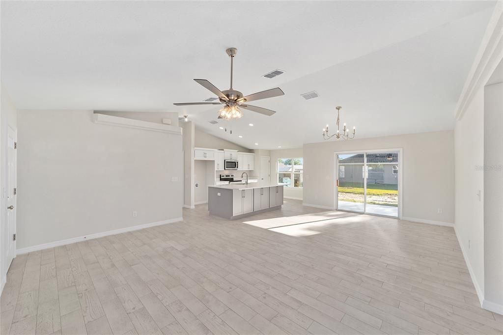 Под контрактом: $272,000 (3 спален, 2 ванн, 1440 Квадратных фут)