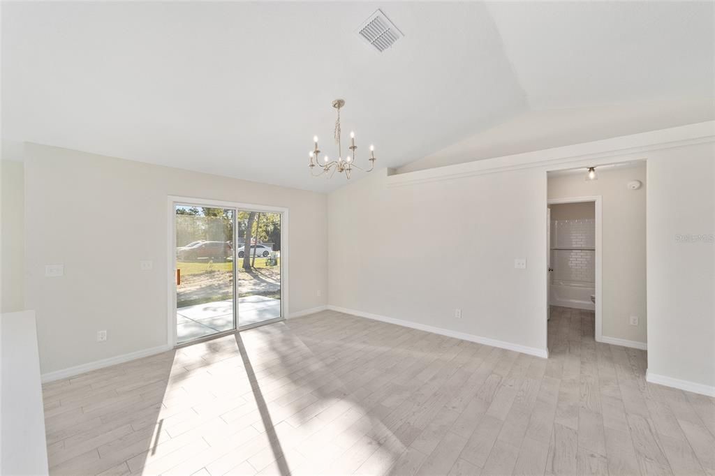 Под контрактом: $272,000 (3 спален, 2 ванн, 1440 Квадратных фут)