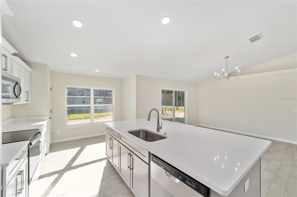 Под контрактом: $272,000 (3 спален, 2 ванн, 1440 Квадратных фут)