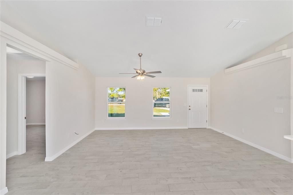 Под контрактом: $272,000 (3 спален, 2 ванн, 1440 Квадратных фут)