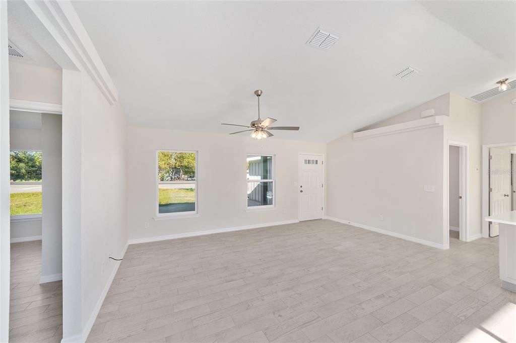 Под контрактом: $272,000 (3 спален, 2 ванн, 1440 Квадратных фут)