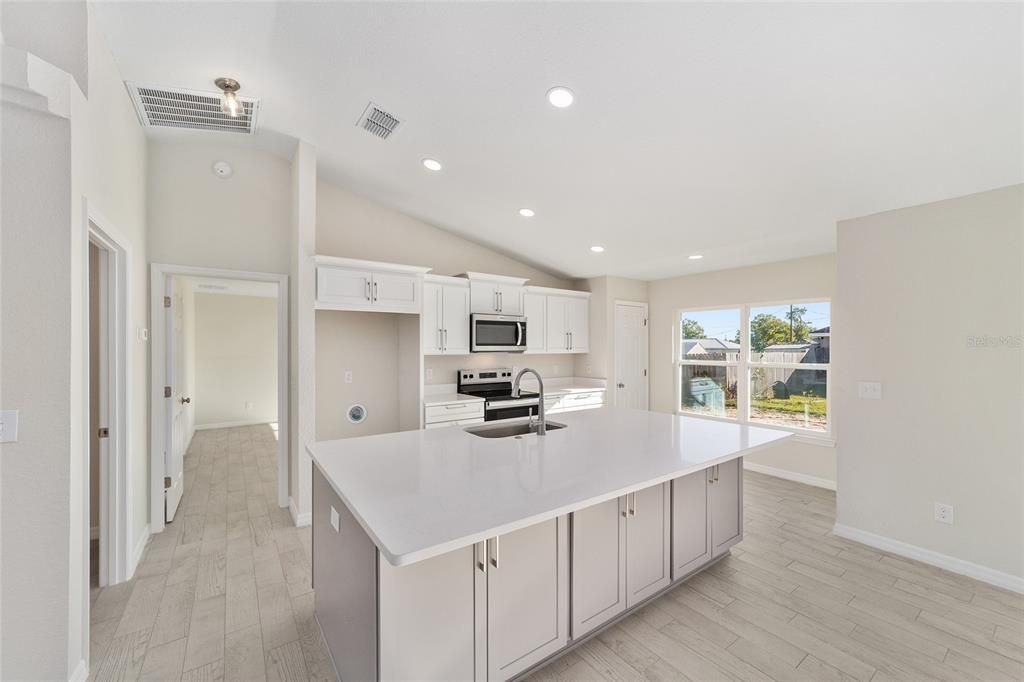 Под контрактом: $272,000 (3 спален, 2 ванн, 1440 Квадратных фут)