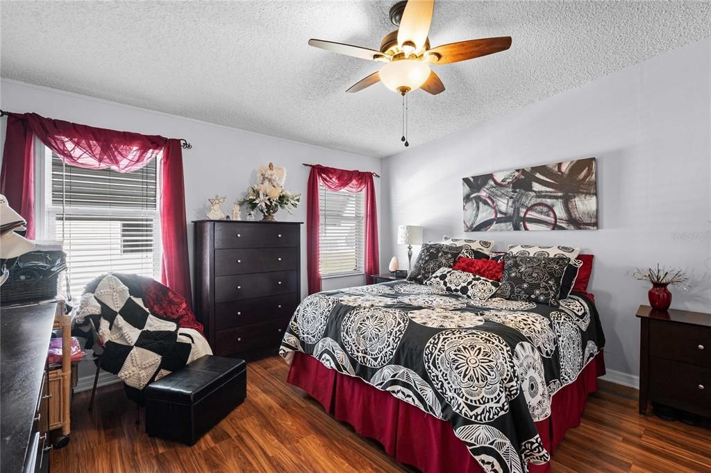 合同活跃: $239,600 (2 贝兹, 2 浴室, 1444 平方英尺)