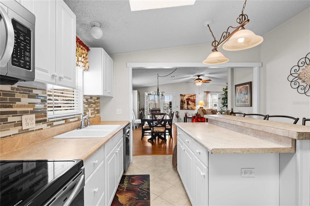 合同活跃: $239,600 (2 贝兹, 2 浴室, 1444 平方英尺)