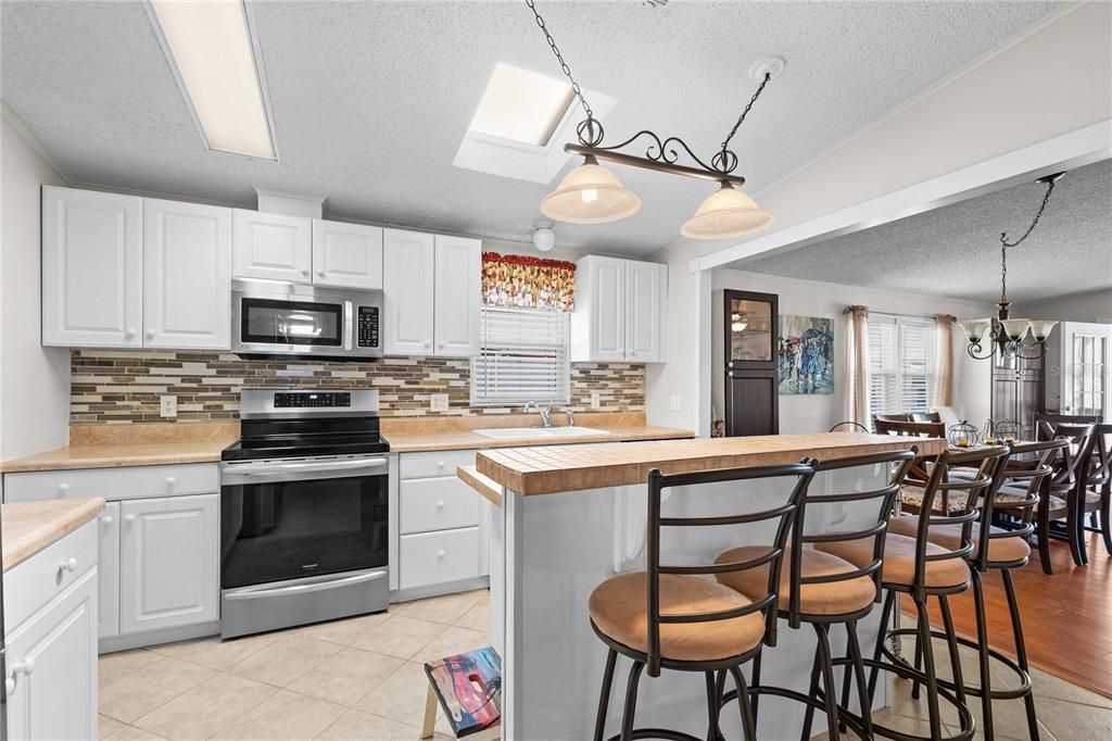 合同活跃: $239,600 (2 贝兹, 2 浴室, 1444 平方英尺)