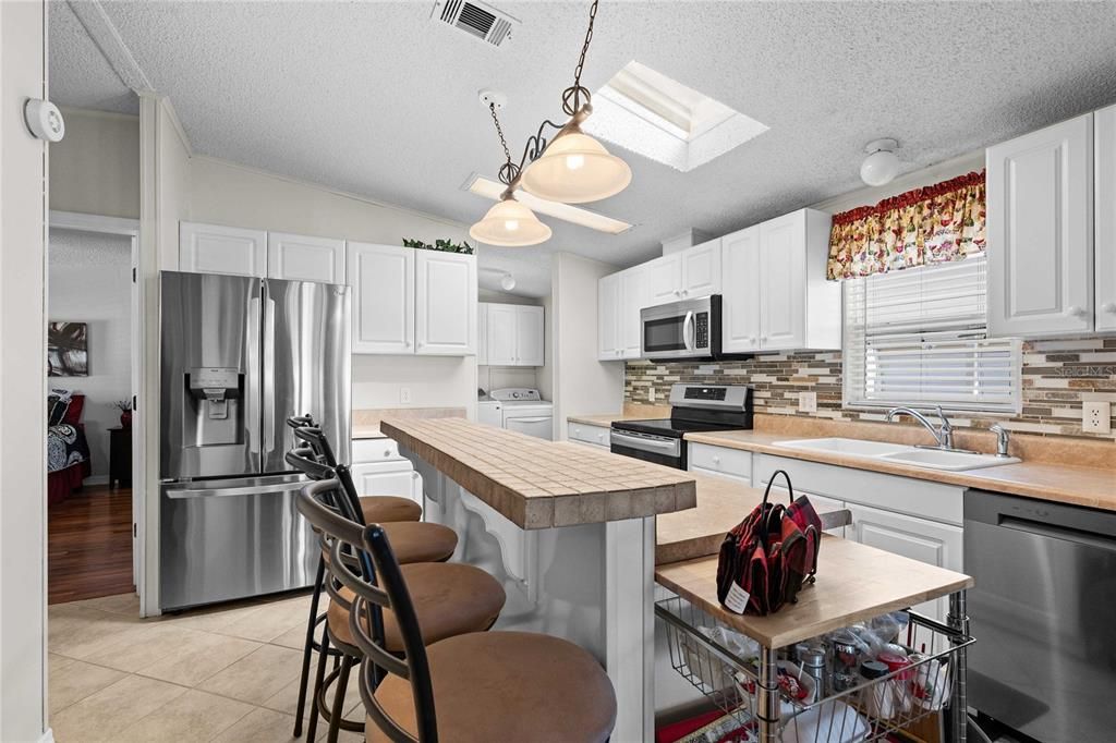 合同活跃: $239,600 (2 贝兹, 2 浴室, 1444 平方英尺)